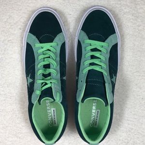NWOT Men’s Green Suede Converse One star Sneakers